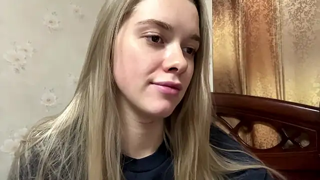 MichikoWienandt online show from December 1, 2025, 2:11 pm