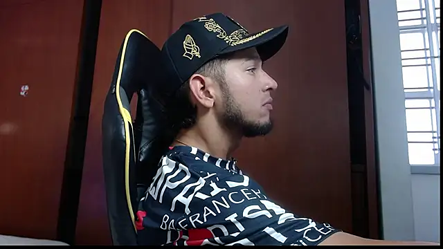 Couple wildd  online show from December 20, 2025, 8:38 pm