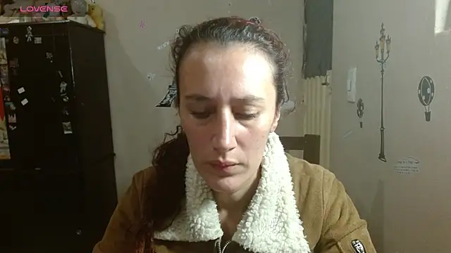 CASSANDRA BROWN online show from December 1, 2025, 6:46 pm