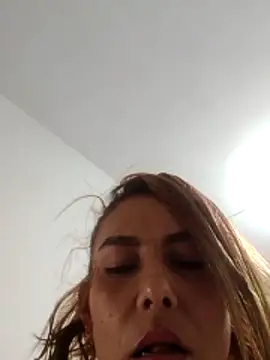 Alice-pink online show from November 28, 2025, 3:42 am