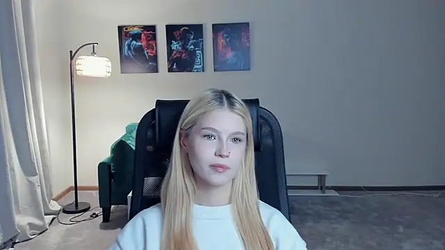 CleoraSlyter online show from November 25, 2025, 1:55 pm