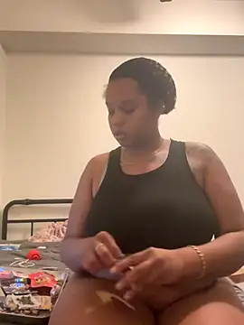 Goldenmami online show from December 2, 2025, 5:24 am