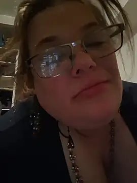 Snapshot of Tasmine chatting on November 28, 2025, 1:36 pm Tasmine online show from November 28, 2025, 1:36 pm