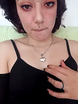 lunazapata03 online show from November 24, 2025, 7:13 pm