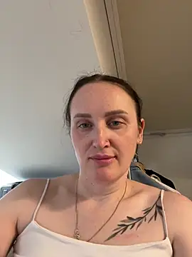 Snapshot of TomilaSi chatting on June 15, 2026, 1:57 pm TomilaSi online show from June 15, 2026, 1:57 pm