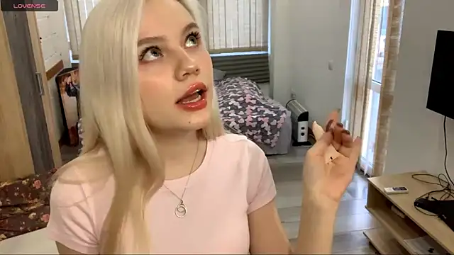 MistikMinx online show from December 21, 2025, 1:07 pm