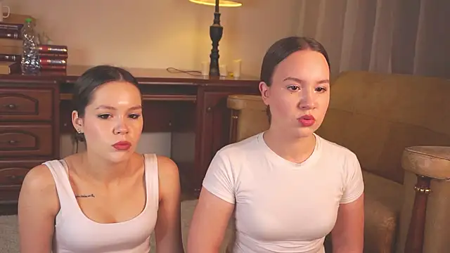 Snapshot of VirginiaRowe chatting on November 27, 2025, 2:19 pm VirginiaRowe online show from November 27, 2025, 2:19 pm