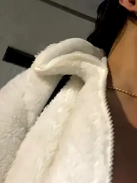 MelissaGill  online show from December 4, 2025, 10:35 am