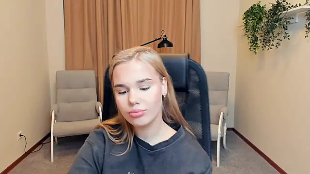 CorrineSchrodt online show from November 29, 2025, 2:53 pm