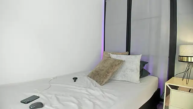 niicole steele  online show from March 7, 2026, 7:00 pm