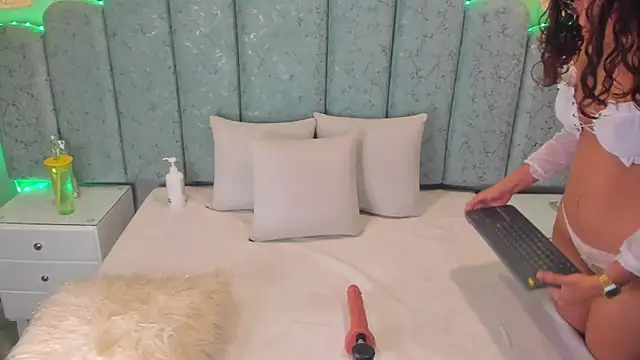 ninacrave  online show from January 6, 2026, 3:21 am