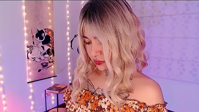 justmartina  online show from March 25, 2026, 2:39 am