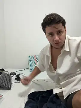 Snapshot of RicoValen chatting on February 17, 2026, 1:35 am RicoValen online show from February 17, 2026, 1:35 am