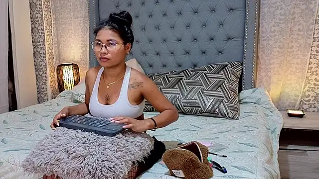 Miaa Collinss online show from November 29, 2025, 8:34 pm