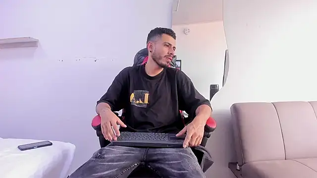 Snapshot of MatthewCullen chatting on February 4, 2026, 8:03 pm MatthewCullen online show from February 4, 2026, 8:03 pm