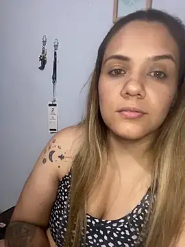LoreinnFox online show from April 19, 2026, 5:18 am