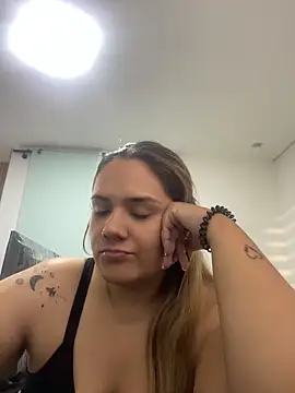 LoreinnFox online show from April 25, 2026, 10:29 pm