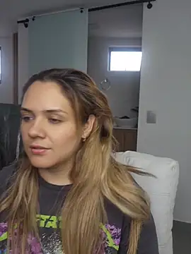 LoreinnFox online show from April 28, 2026, 10:04 pm