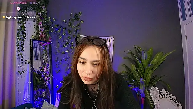 Little Shawty Witch online show from December 1, 2025, 4:12 pm