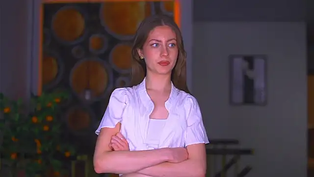 BellaPinneo online show from November 30, 2025, 7:51 pm