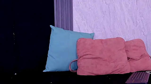 Snapshot of scarlett_jhon chatting on December 17, 2025, 2:23 pm scarlett jhon online show from December 17, 2025, 2:23 pm