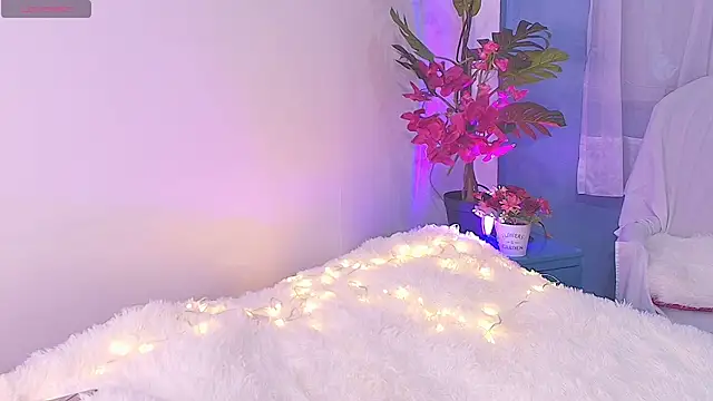 Katee Crownn online show from December 3, 2025, 3:58 am