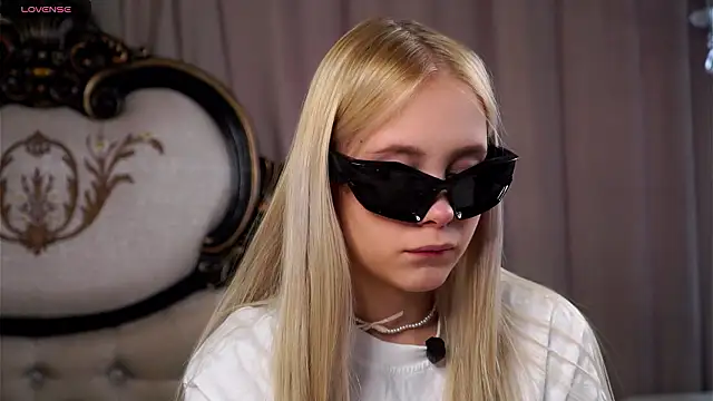 AunclreaVache online show from March 4, 2026, 2:17 am