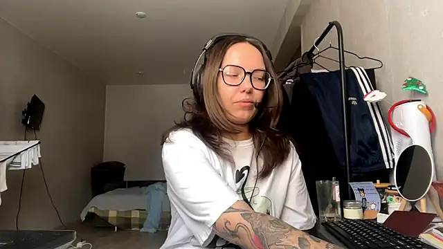 KerriMcbreen online show from November 28, 2025, 5:10 am