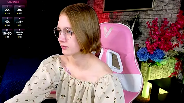 Mia Mooore online show from December 22, 2025, 2:03 pm