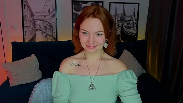 PaigeHalliwell  online show from December 1, 2025, 2:44 pm