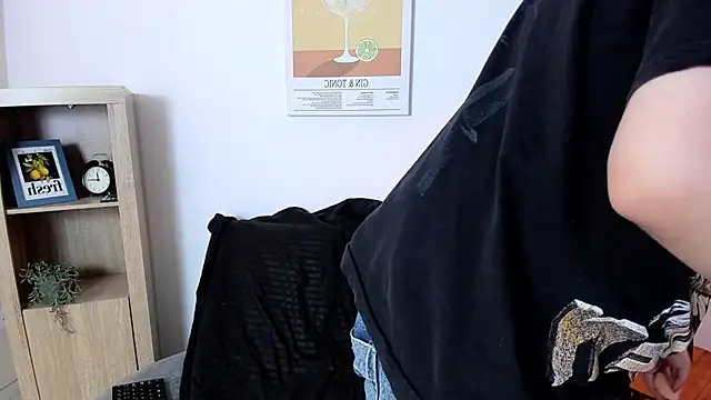 daniellesins2 online show from December 15, 2025, 8:57 pm