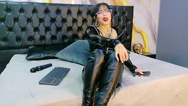 MilaDeRoux online show from March 26, 2026, 4:29 am