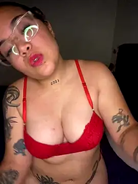 Lindalatina2001 online show from December 14, 2025, 11:31 pm