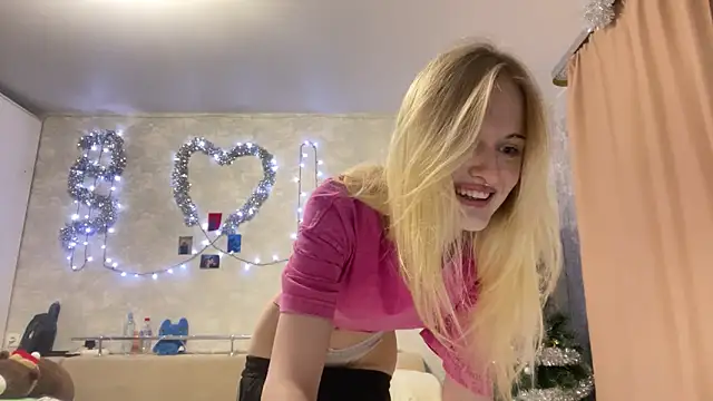 Snapshot of CelenFomes chatting on December 3, 2025, 4:42 am CelenFomes online show from December 3, 2025, 4:42 am