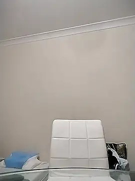 Amy01112 online show from April 17, 2026, 11:30 pm