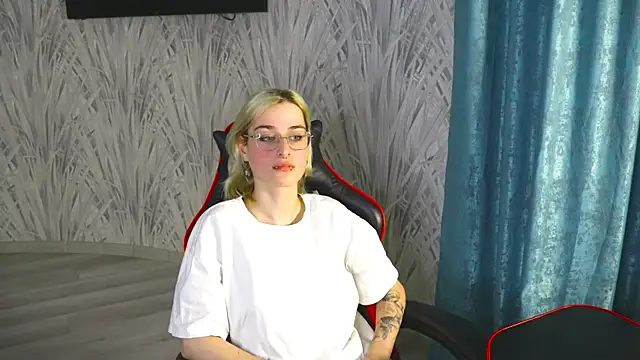 ValerieKirk online show from December 2, 2025, 11:15 am