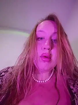 ElonaFox online show from March 3, 2026, 1:06 pm