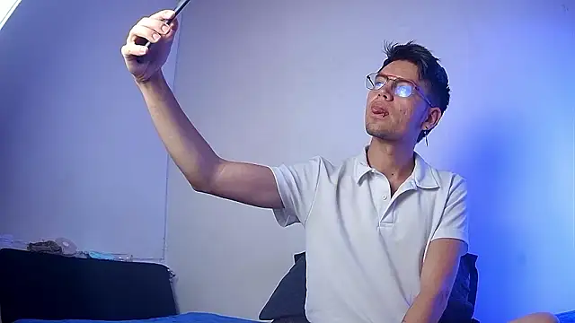 nicolatinboy online show from February 11, 2026, 9:09 pm