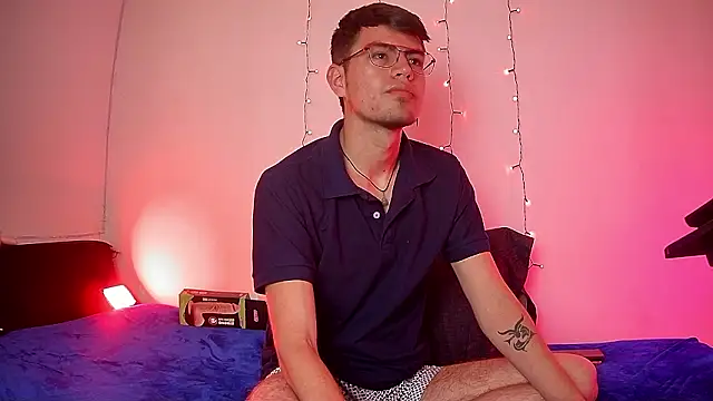 nicolatinboy online show from February 14, 2026, 9:11 pm