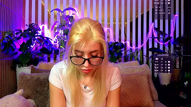 FlowweerGirl online show from December 16, 2025, 9:31 pm