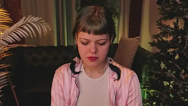 HelyEre online show from December 3, 2025, 9:46 pm