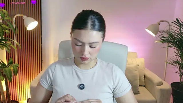 Snapshot of victoria___moon chatting on April 9, 2026, 1:49 pm victoria moon online show from April 9, 2026, 1:49 pm