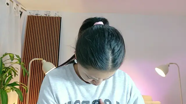 Snapshot of victoria___moon chatting on April 17, 2026, 4:10 pm victoria moon online show from April 17, 2026, 4:10 pm