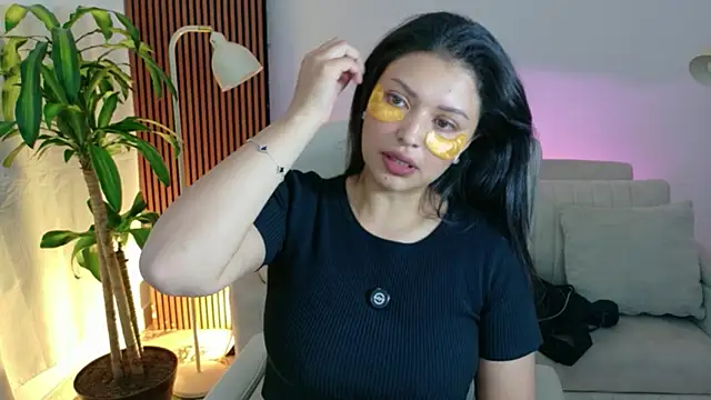 Snapshot of victoria___moon chatting on April 19, 2026, 6:10 pm victoria moon online show from April 19, 2026, 6:10 pm
