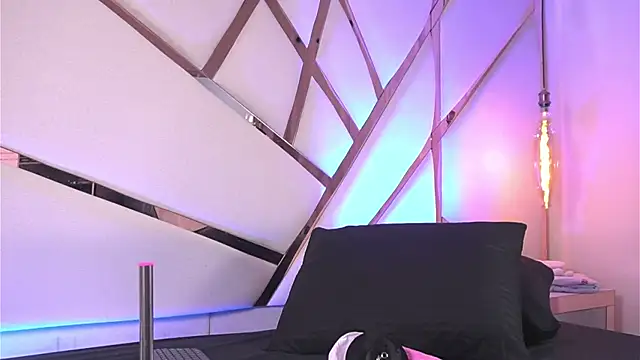 Sophie-velvet online show from March 31, 2026, 8:09 pm