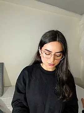 saasha Petit online show from April 15, 2026, 11:06 am