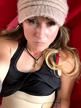 alluringpixie online show from April 5, 2026, 6:05 pm