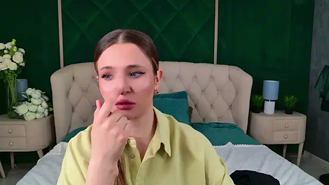 Lina Sinerz online show from April 8, 2026, 8:42 pm