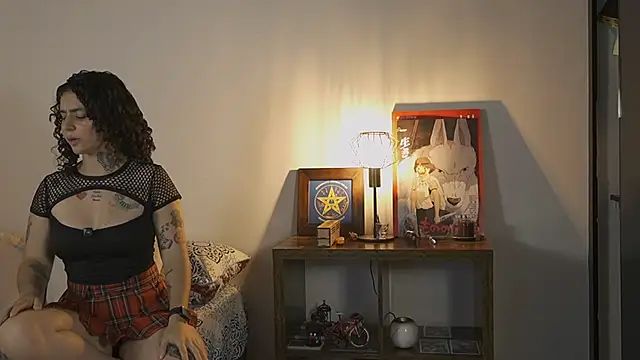 Estefania Velez online show from April 6, 2026, 4:46 am