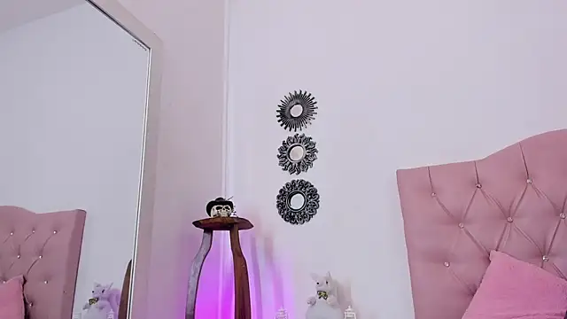 mia collin  online show from January 14, 2026, 2:44 pm